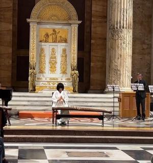 一位女士站在教堂的风琴前