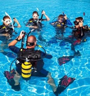 一群人在泳池里的水里