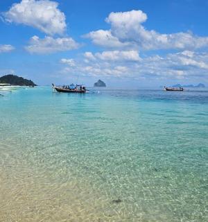 海滩上的两艘船停在水中