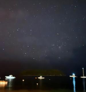 夜晚的星空和水中的船只