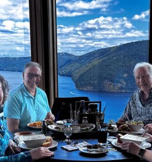 一群人坐在一张可以欣赏风景的桌子旁