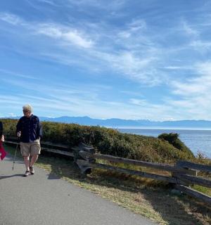 一男一女沿着水边的小路行走