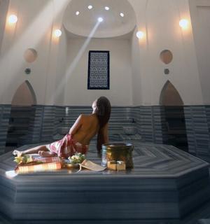 一位女士坐在房间里的桌子旁