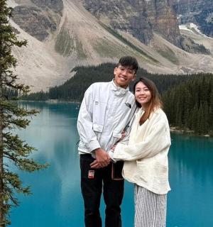 一男一女站在湖前