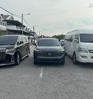 تم ركن سيارتين في موقف السيارات