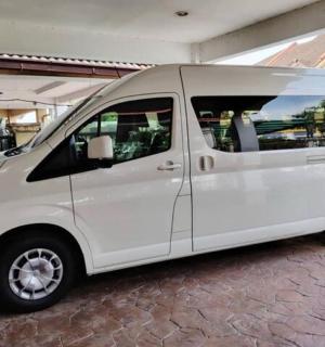 uma van branca está estacionada em uma rua