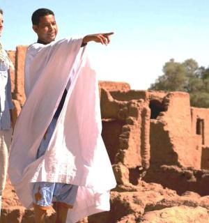 两个男人站在废墟之上