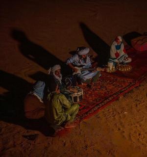 晚上,一群人坐在沙滩上