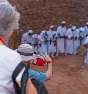 一名女子正在为一群人拍照