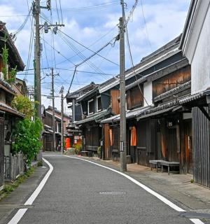 an empty street in an alley with buildings