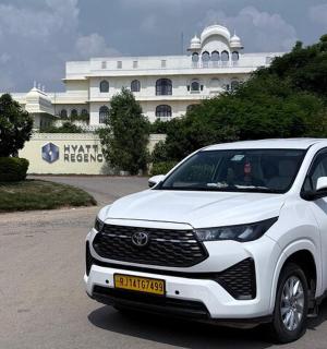 一辆白色汽车停在一栋建筑物前