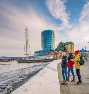 三个人站在人行道上