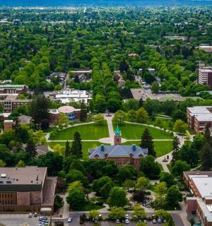 校园建筑和树木的鸟瞰图