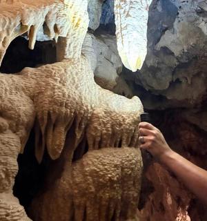 一名男子正在拍摄岩层