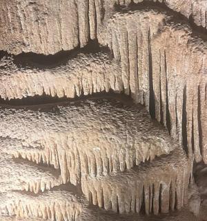 岩石侧面的冰柱图像