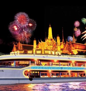 一艘游轮在水中燃放烟花