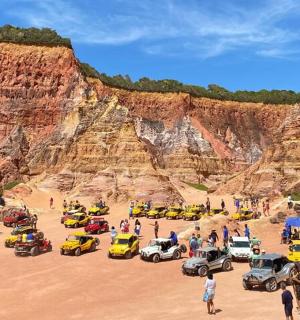 eine Gruppe von Autos, die vor einer Klippe geparkt sind
