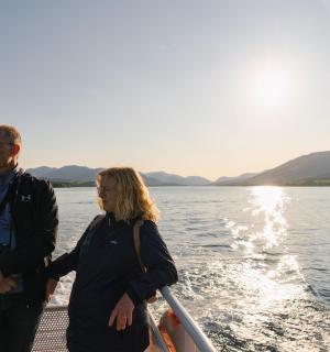 一男一女站在水上的船上