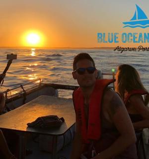 一名男子坐在海上一艘船上的桌子旁