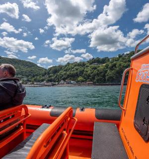 水上橙色船上的一名男子