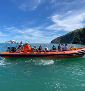 一群人在水中的船上