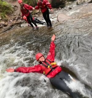 一群人穿过一条小溪