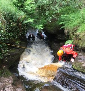 一群人站在河里