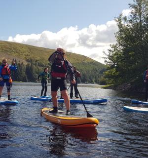 一群人在河上划桨