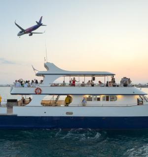 一群人在船上，船上有一架飞机