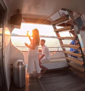 muž a žena stojící na lodi