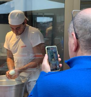 muž fotí kuchaře mobilním telefonem