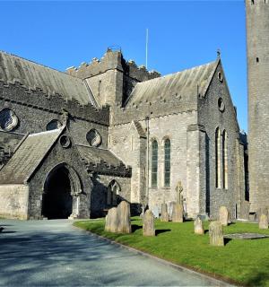 starý kostel s náhrobky před ním