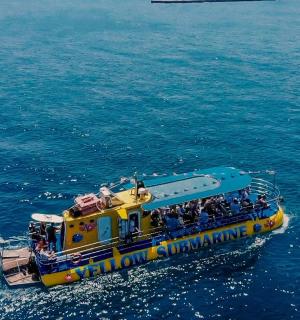 skupina lidí jedoucích na lodi ve vodě