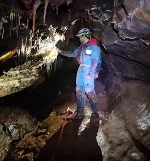 一名男子站在山洞里