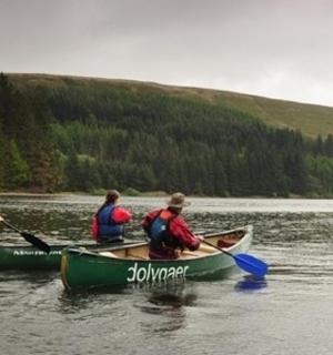 一群人坐在湖上的独木舟上