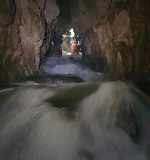 一幅画,画中有一座山洞,里面有两个人