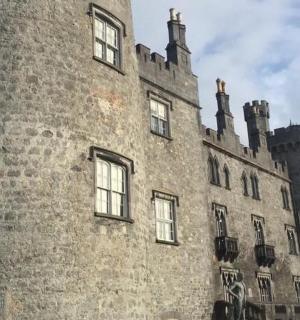 velká cihlová budova se dvěma věžemi na vrcholu