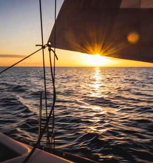 海上的一艘船,背景是日落