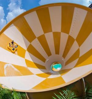 操场上的黄白色螺旋楼梯