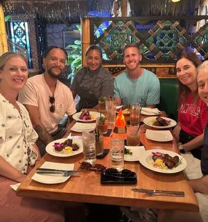 一群人围坐在桌旁吃饭