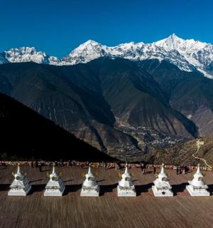 雪山前的一组白色雕像