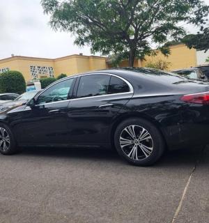 černé auto zaparkované na parkovišti