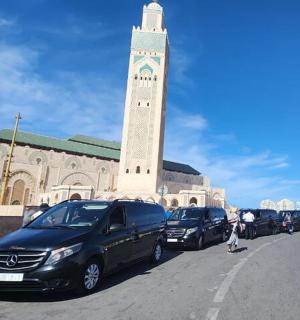 skupina aut zaparkovaných před hodinovou věží