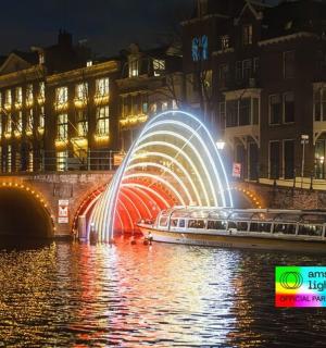 夜晚，桥边水中的一艘船