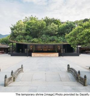 庭院中的一栋建筑，背景是树木