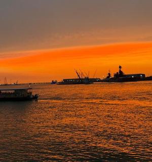 日落时分，水里的船