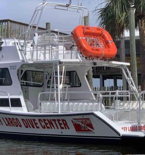 bílá loď s oranžovým předmětem nahoře