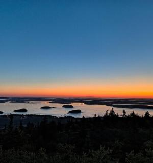 岩石环绕的水域上的日落