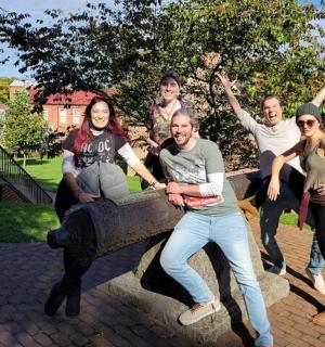 一群人在雕像前摆姿势拍照