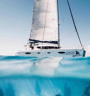 一艘帆船在海里和一群海豚